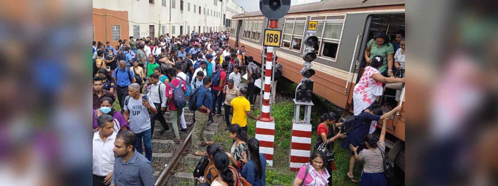 ගම්පහදී දුම්රියක් පීලිපනී...